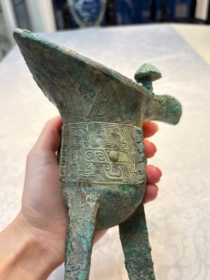 A Chinese archaic bronze wine vessel with Taotie design, Jue 爵, late Shang — foto 9