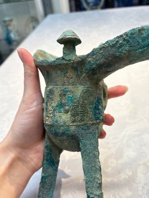 A Chinese archaic bronze wine vessel with Taotie design, Jue 爵, late Shang — foto 10