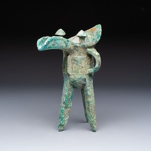A Chinese archaic bronze wine vessel with Taotie design, Jue 爵, late Shang — foto 1