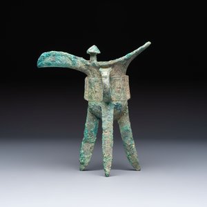 A Chinese archaic bronze wine vessel with Taotie design, Jue 爵, late Shang — foto 2