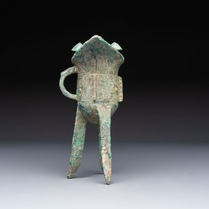 A Chinese archaic bronze wine vessel with Taotie design, Jue 爵, late Shang — foto 3