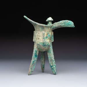 A Chinese archaic bronze wine vessel with Taotie design, Jue 爵, late Shang — foto 4