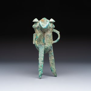 A Chinese archaic bronze wine vessel with Taotie design, Jue 爵, late Shang — foto 5