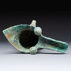 A Chinese archaic bronze wine vessel with Taotie design, Jue 爵, late Shang — foto 6