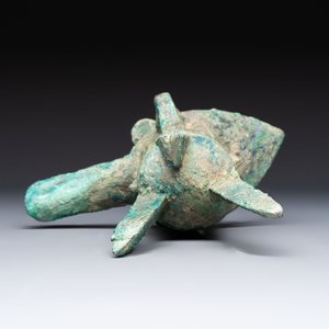 A Chinese archaic bronze wine vessel with Taotie design, Jue 爵, late Shang — foto 7