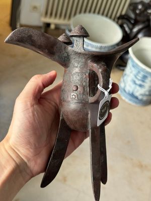 A Chinese archaic bronze wine vessel with taotie design, 'jue 爵', Zhou — 照片 1