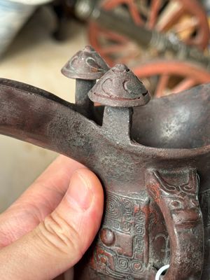A Chinese archaic bronze wine vessel with taotie design, 'jue 爵', Zhou — 照片 12