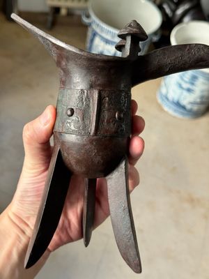 A Chinese archaic bronze wine vessel with taotie design, 'jue 爵', Zhou — 照片 4