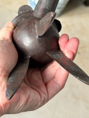 A Chinese archaic bronze wine vessel with taotie design, 'jue 爵', Zhou — 照片 6