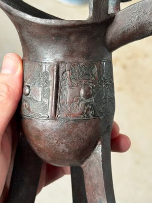 A Chinese archaic bronze wine vessel with taotie design, 'jue 爵', Zhou — 照片 7