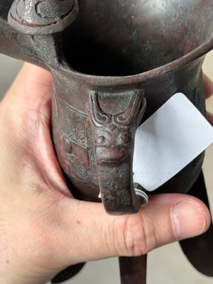 A Chinese archaic bronze wine vessel with taotie design, 'jue 爵', Zhou — 照片 10