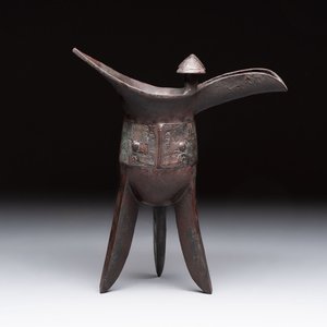 A Chinese archaic bronze wine vessel with taotie design, 'jue 爵', Zhou — 照片 1