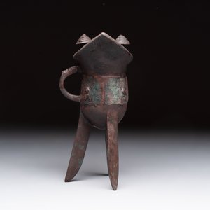 A Chinese archaic bronze wine vessel with taotie design, 'jue 爵', Zhou — 照片 4