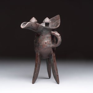 A Chinese archaic bronze wine vessel with taotie design, 'jue 爵', Zhou — 照片 5