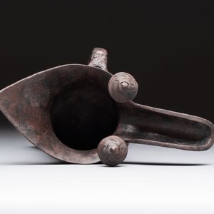 A Chinese archaic bronze wine vessel with taotie design, 'jue 爵', Zhou — 照片 6
