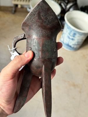 A Chinese archaic bronze wine vessel with Taotie design, 'Jue 爵', Zhou — photo 3