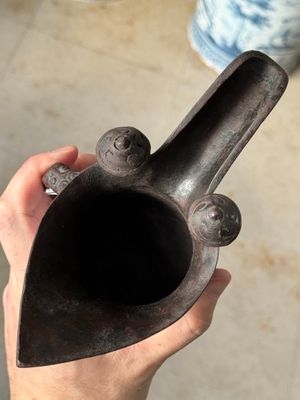 A Chinese archaic bronze wine vessel with Taotie design, 'Jue 爵', Zhou — photo 5
