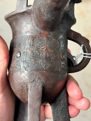 A Chinese archaic bronze wine vessel with Taotie design, 'Jue 爵', Zhou — photo 8
