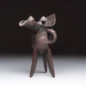 A Chinese archaic bronze wine vessel with Taotie design, 'Jue 爵', Zhou — photo 1