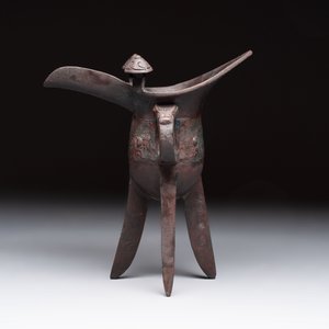 A Chinese archaic bronze wine vessel with Taotie design, 'Jue 爵', Zhou — photo 2