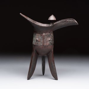 A Chinese archaic bronze wine vessel with Taotie design, 'Jue 爵', Zhou — photo 4