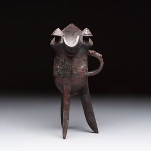 A Chinese archaic bronze wine vessel with Taotie design, 'Jue 爵', Zhou — photo 5
