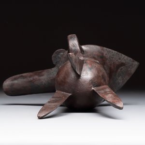 A Chinese archaic bronze wine vessel with Taotie design, 'Jue 爵', Zhou — photo 7