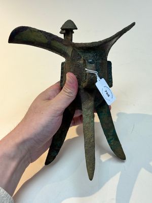 A Chinese archaic bronze wine vessel with taotie design, 'jue 爵', Zhou — 照片 1