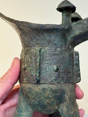 A Chinese archaic bronze wine vessel with taotie design, 'jue 爵', Zhou — 照片 10