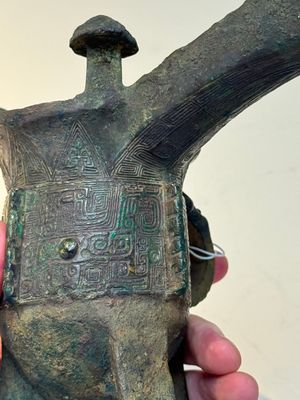 A Chinese archaic bronze wine vessel with taotie design, 'jue 爵', Zhou — 照片 11