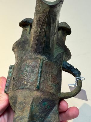 A Chinese archaic bronze wine vessel with taotie design, 'jue 爵', Zhou — 照片 12