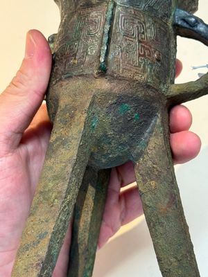 A Chinese archaic bronze wine vessel with taotie design, 'jue 爵', Zhou — 照片 13