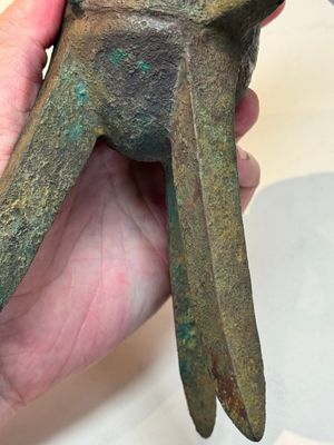 A Chinese archaic bronze wine vessel with taotie design, 'jue 爵', Zhou — 照片 14