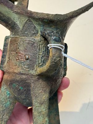 A Chinese archaic bronze wine vessel with taotie design, 'jue 爵', Zhou — 照片 15