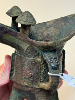 A Chinese archaic bronze wine vessel with taotie design, 'jue 爵', Zhou — 照片 16