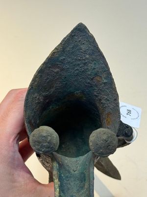 A Chinese archaic bronze wine vessel with taotie design, 'jue 爵', Zhou — 照片 17