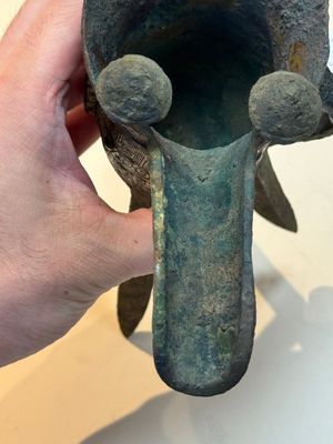 A Chinese archaic bronze wine vessel with taotie design, 'jue 爵', Zhou — 照片 18