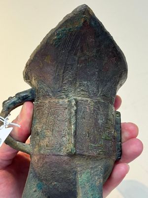 A Chinese archaic bronze wine vessel with taotie design, 'jue 爵', Zhou — 照片 19