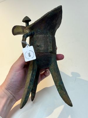 A Chinese archaic bronze wine vessel with taotie design, 'jue 爵', Zhou — 照片 2