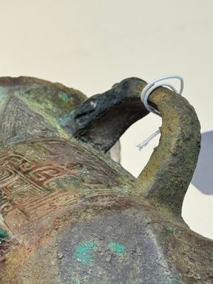 A Chinese archaic bronze wine vessel with taotie design, 'jue 爵', Zhou — 照片 20