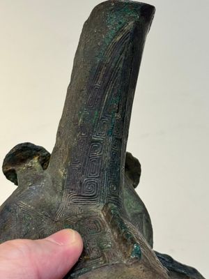 A Chinese archaic bronze wine vessel with taotie design, 'jue 爵', Zhou — 照片 21