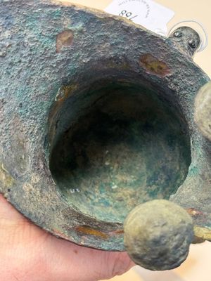 A Chinese archaic bronze wine vessel with taotie design, 'jue 爵', Zhou — 照片 22