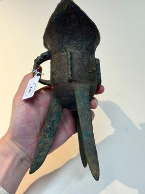 A Chinese archaic bronze wine vessel with taotie design, 'jue 爵', Zhou — 照片 3