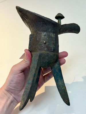 A Chinese archaic bronze wine vessel with taotie design, 'jue 爵', Zhou — 照片 4