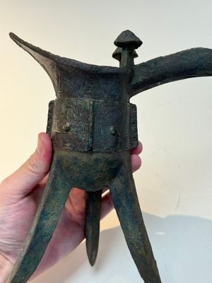A Chinese archaic bronze wine vessel with taotie design, 'jue 爵', Zhou — 照片 5