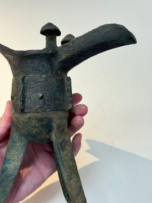 A Chinese archaic bronze wine vessel with taotie design, 'jue 爵', Zhou — 照片 6