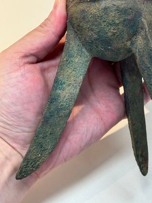 A Chinese archaic bronze wine vessel with taotie design, 'jue 爵', Zhou — 照片 7