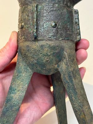 A Chinese archaic bronze wine vessel with taotie design, 'jue 爵', Zhou — 照片 8