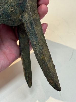 A Chinese archaic bronze wine vessel with taotie design, 'jue 爵', Zhou — 照片 9