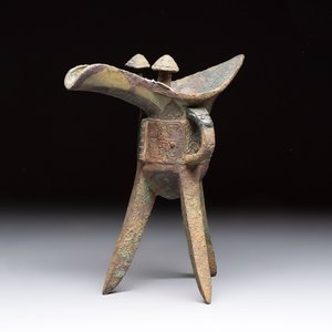 A Chinese archaic bronze wine vessel with taotie design, 'jue 爵', Zhou — 照片 1